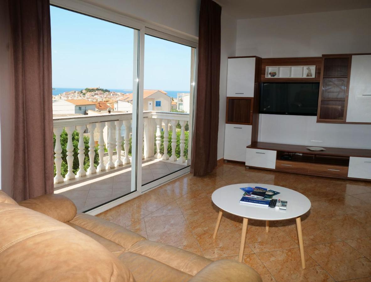 Vlade Apartment